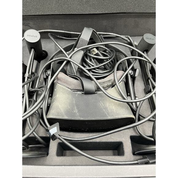 Oculus Rift CV1 Headset With 2 Base Stations And Controllers + Cable (Full Set) - Picture 7 of 16